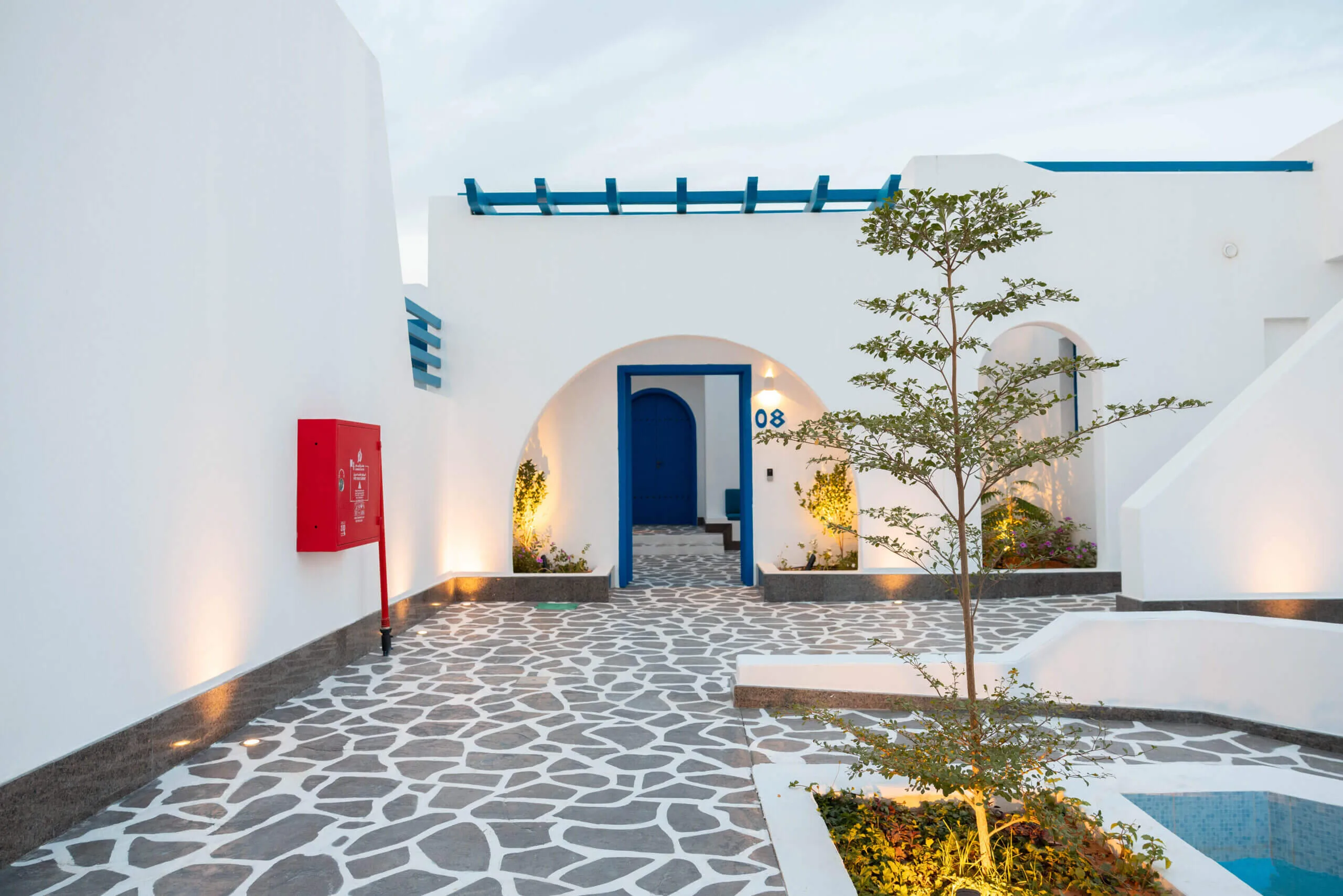 حديقة وواجهة شاليهات مايرون بتصميم يوناني في الرياض